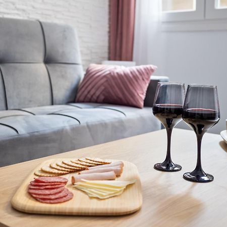 New Glamorous Apartment In Downtown Солун Екстериор снимка