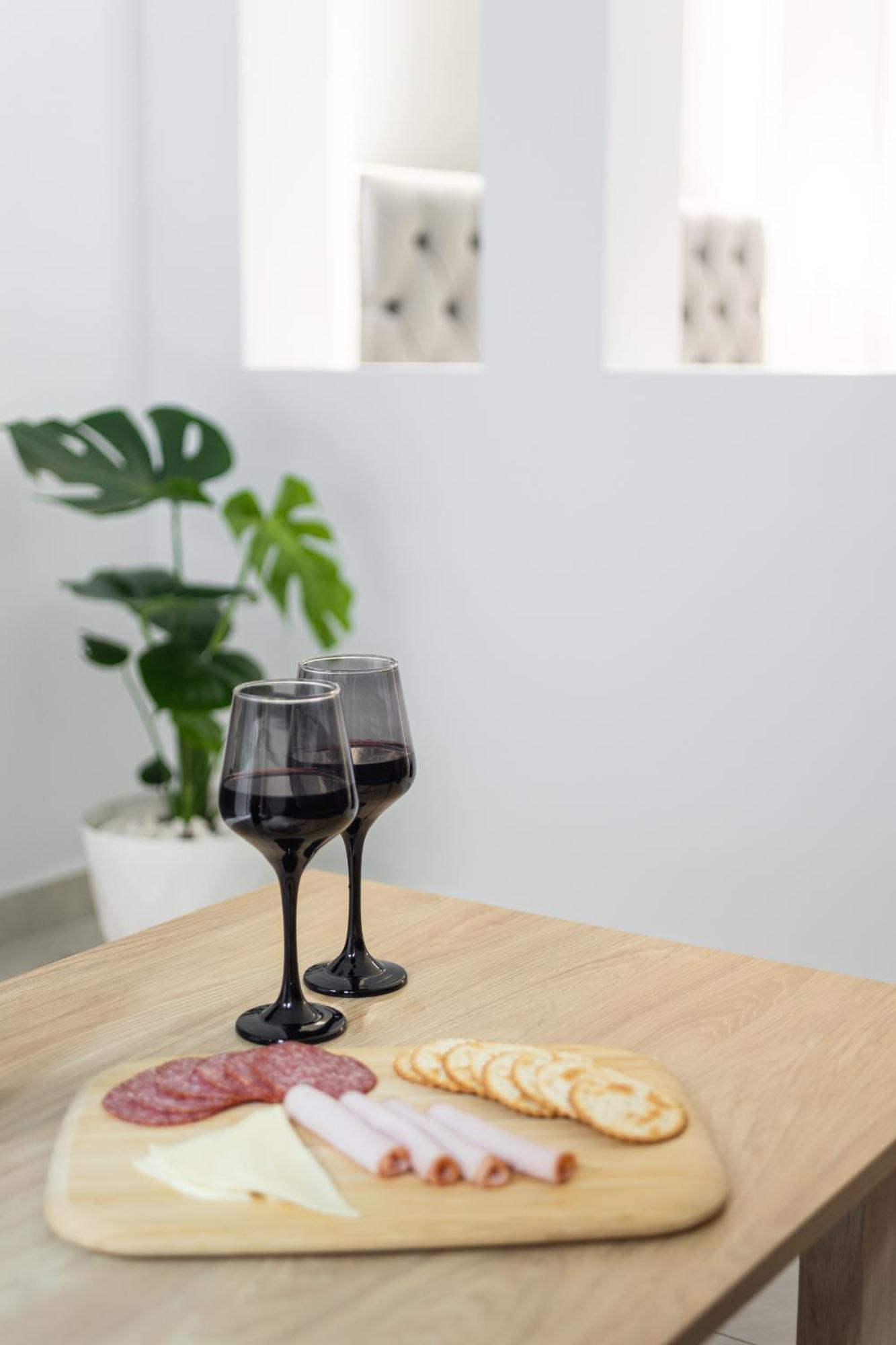 New Glamorous Apartment In Downtown Солун Екстериор снимка